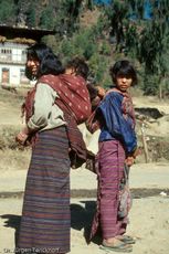1019_Bhutan_1994_Frauen mit Kindern.jpg